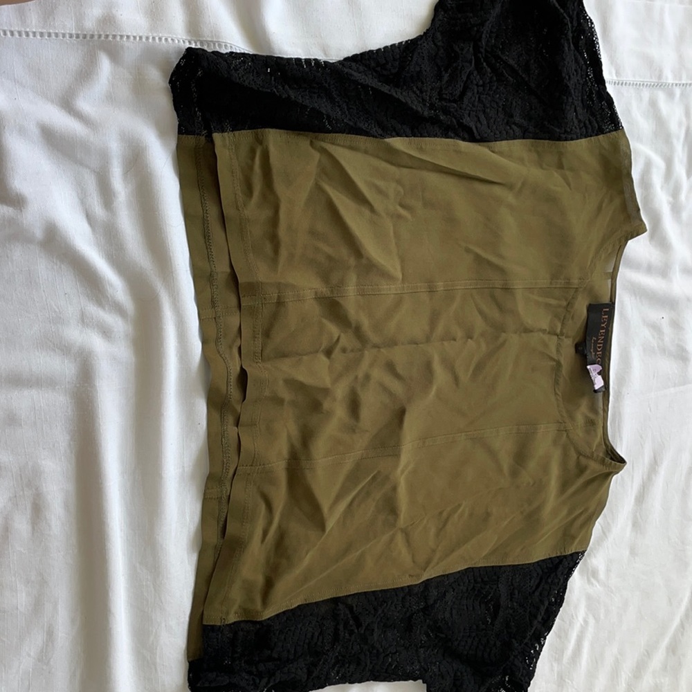 Women olive green top w/ lace